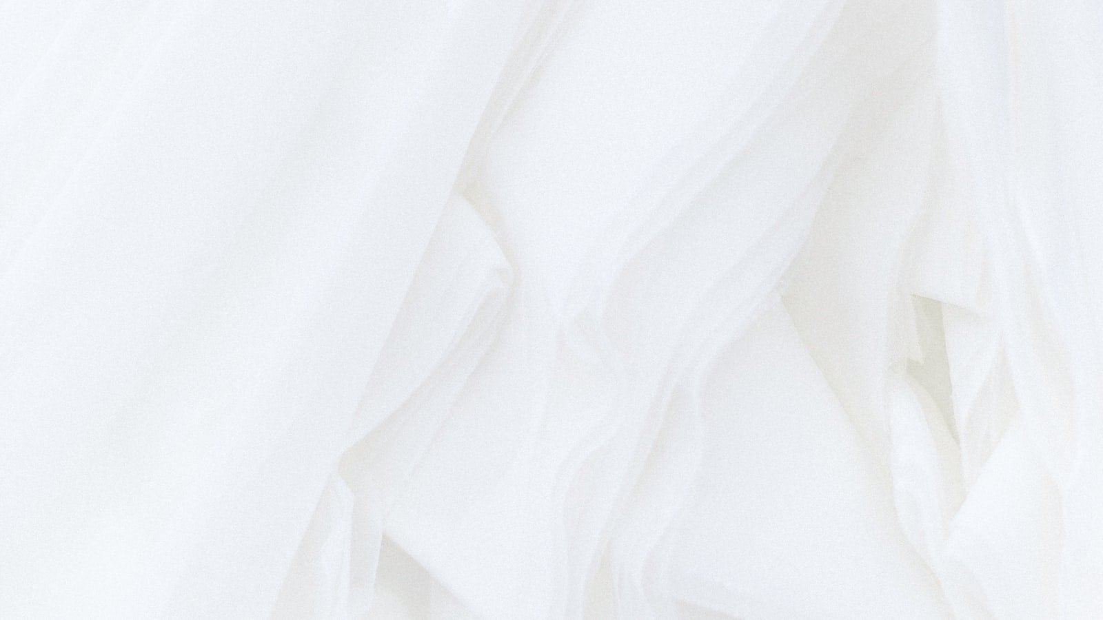 Close-up of white polyester thobe fabric showing the smooth, dense weave that Saudi garment factories check before approving a bulk order